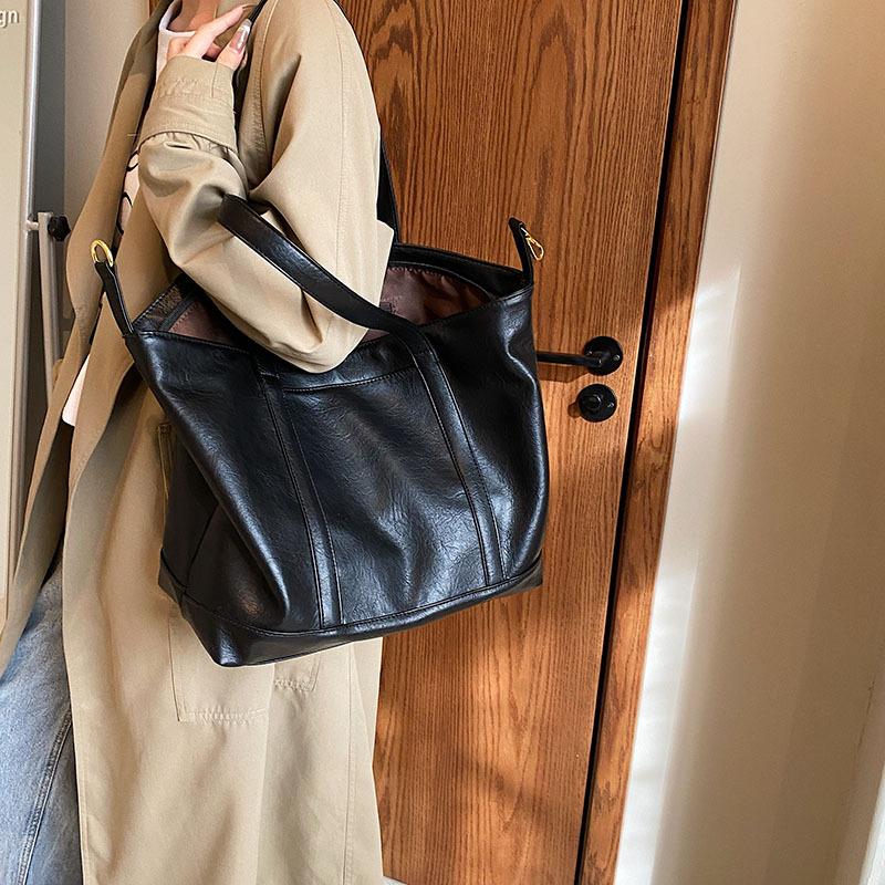 Retro bag women's large-capacity 2025 new autumn and winter versatile shoulder bag is popular this year, textured commuter tote bag