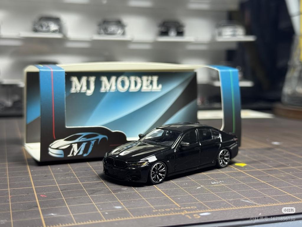 M5 F90 Four-Door Sedan Version MJ 1:64 Scale Alloy Car Model Collectible Black
