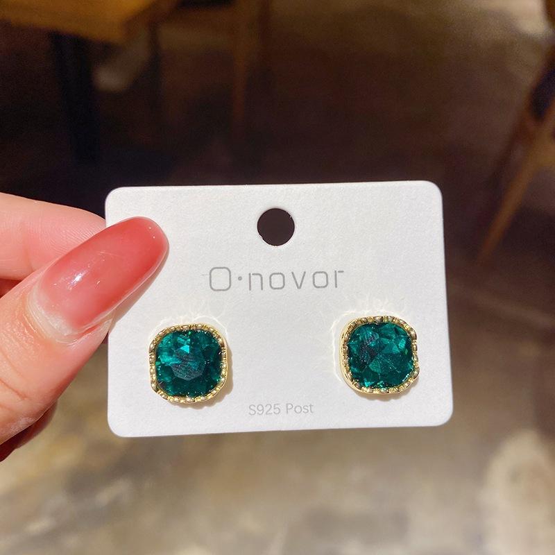 

New trendy silver needle emerald crystal earrings women s temperament versatile geometric stud earrings зелений