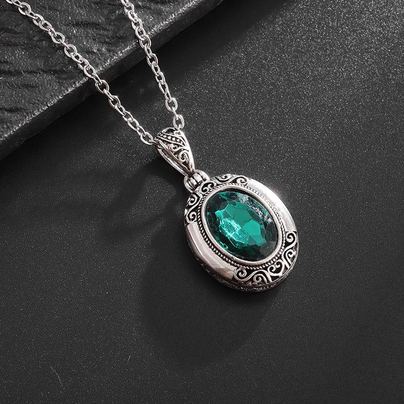 Geometrický náhrdelník s přívěskem s velkými a malými čtverci