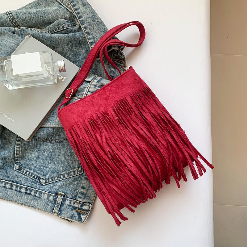 

Женская ретро сумка с бахромой, новое чувство дизайна, высокая ценность, большая вместимость, на плечо/подмышку, модная сумка-мессенджер красный