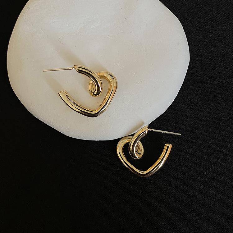 Fashionable and Cool Style, Niche Design, Ins Heart Earrings, High-end Sense, Simple Personality, Sweet and Cool, Exquisite and Versatile Earrings золотой