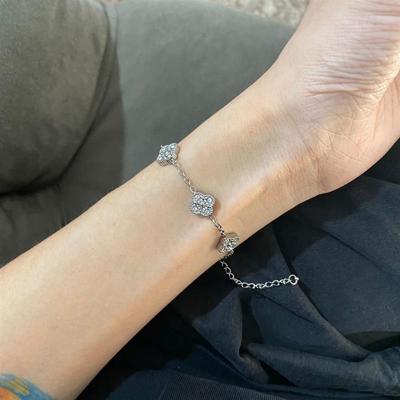 Women's Versatile Titanium Steel Four-Leaf Clover Bracelet - Washable, Non-Fading, Light Luxury Hand Accessory for European and American Trends