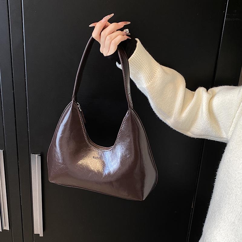 

2025 Winter Textured Women s Shoulder Bag: Popular Dumpling Design for Commuting 26*7*23 cm чёрный