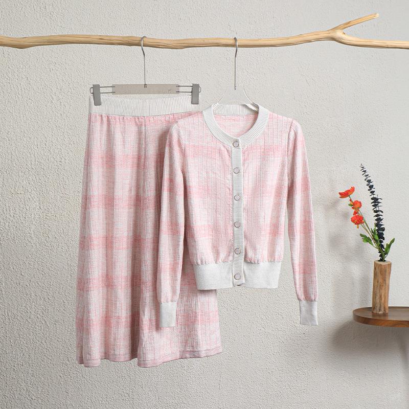 

2025 Autumn/Winter Women s Retro Tencel Stripe Knit Top & Midi Skirt Set XL рожевий