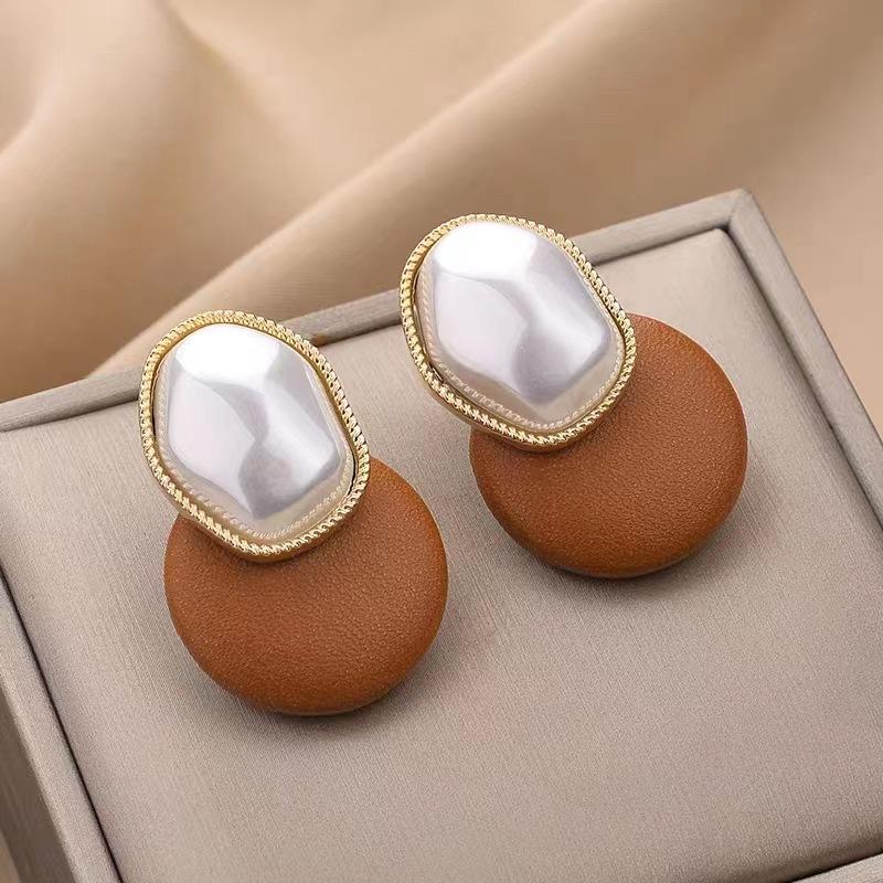 

JMXD Винтажные кожаные серьги для женщин Ретро Y2K Готические серьги-пусеты Уникальный дизайн Авангард Бохо-шик Панк Альтернативные украшения Подарок светло-коричневого