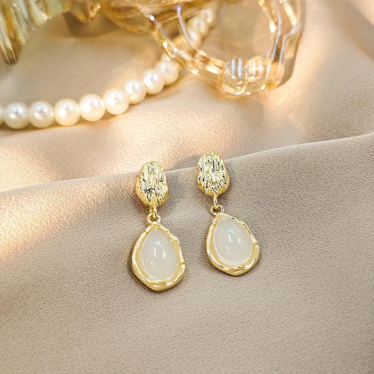 

Элегантные и минималистичные серьги-капельки — изысканные модные аксессуары высокого класса для женщин золотой