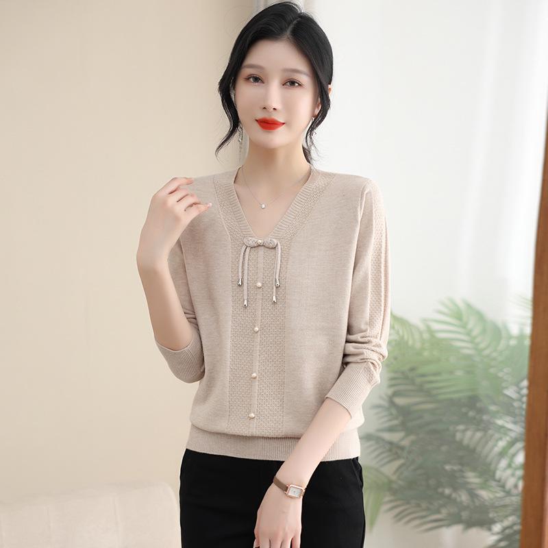 2024 Women's Stylish Knit Base Layer Top for Middle-aged and Elderly Moms - Versatile Spring/Autumn Sweater