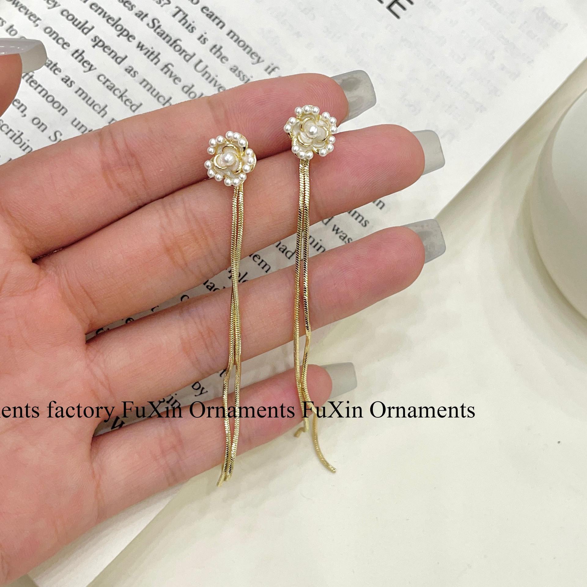 

Серьги-кисточки из жемчуга камелии высокого качества: Трендовая легкая роскошь 2024 для женщин E0707 Camellia Earrings золотой