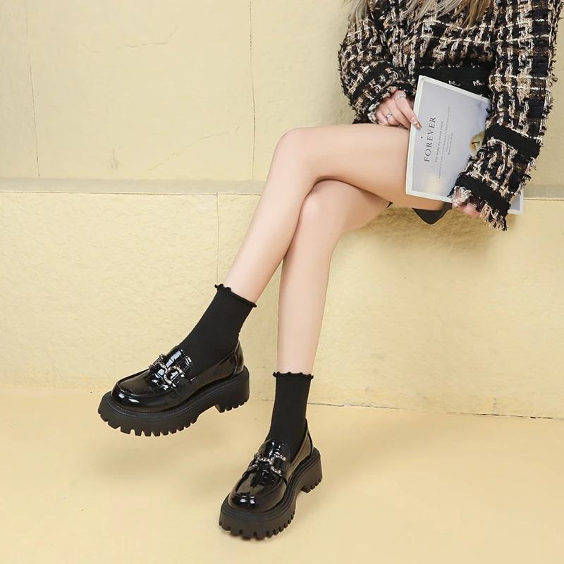 Lakované oxfordky pro ženy Módní křišťálová kovová přezka Dámské hranaté střední podpatky Platformové boty