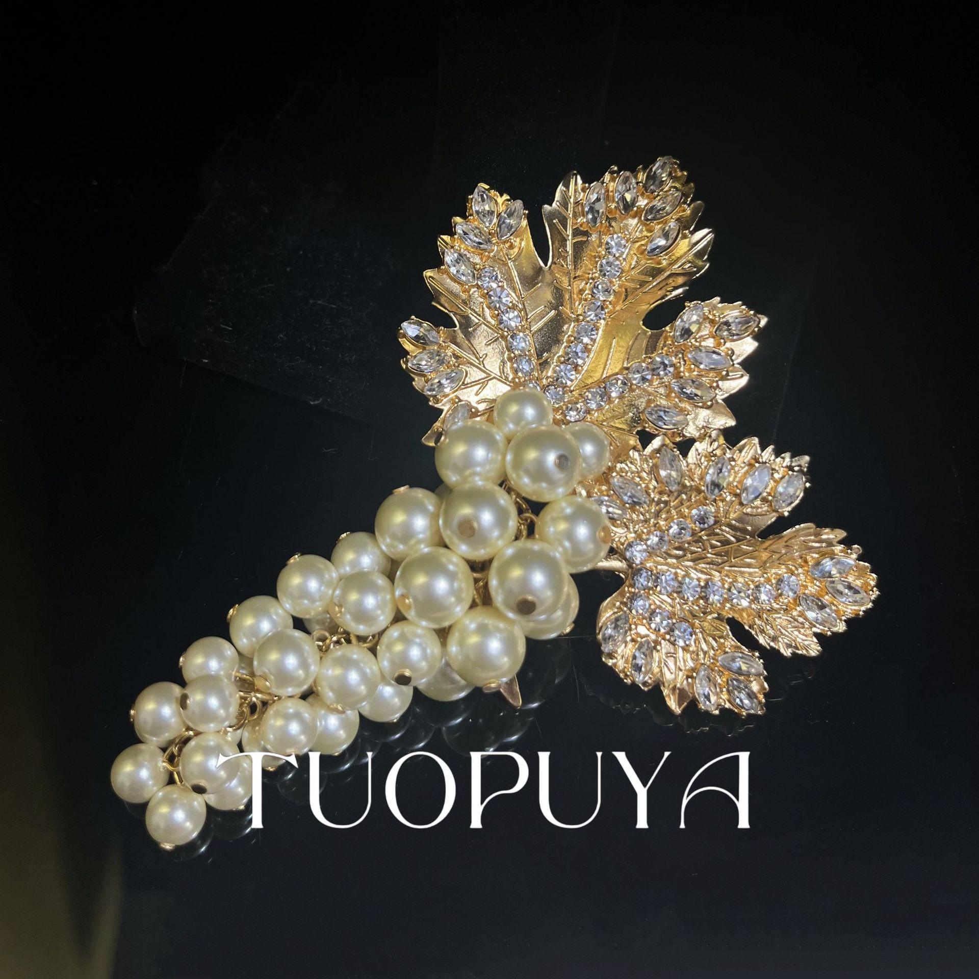 Retro French Rhinestone Pearl Necklace Set with Elegant Leaf Brooch