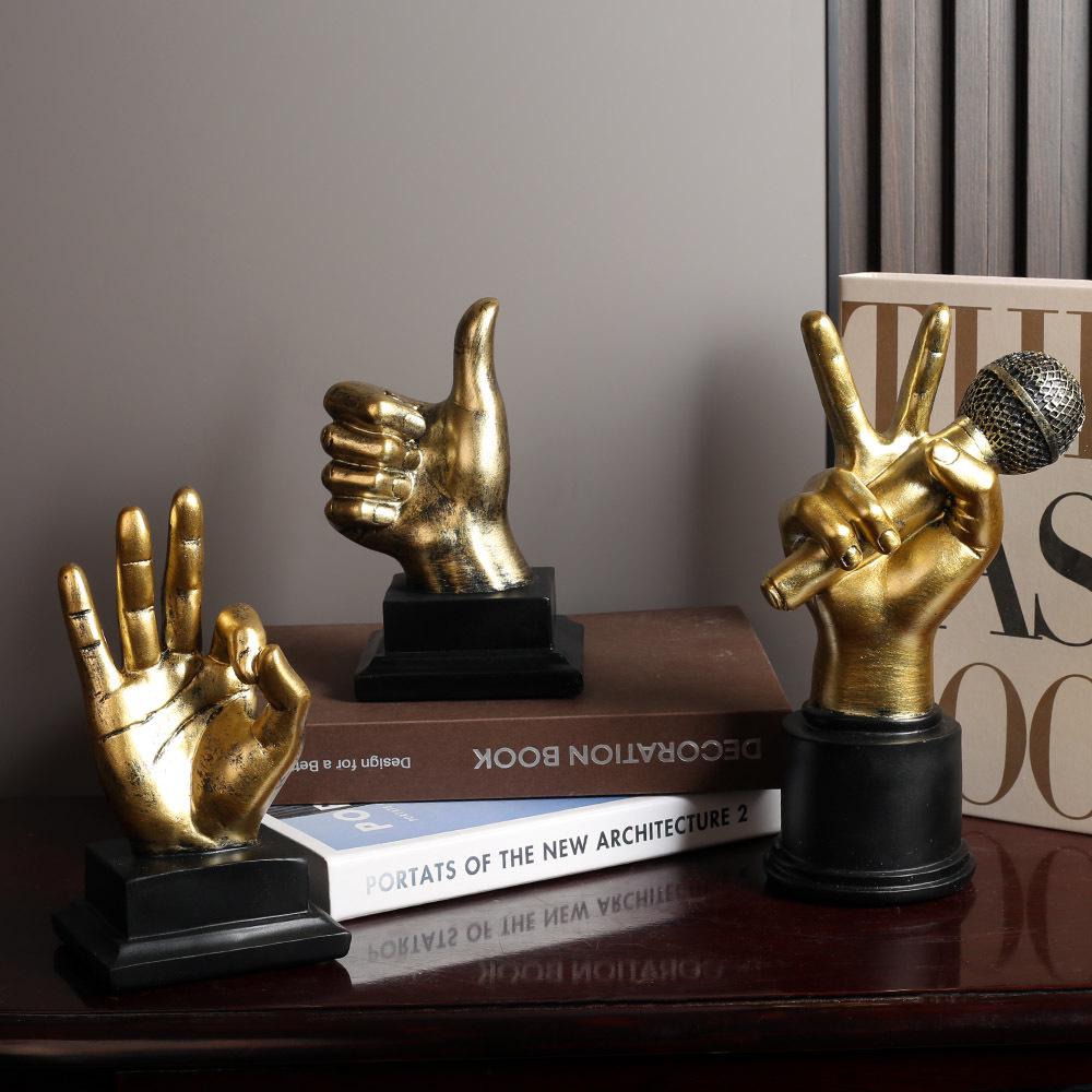 European Retro Victory Gesture Resin Ornament for Office or TV Cabinet