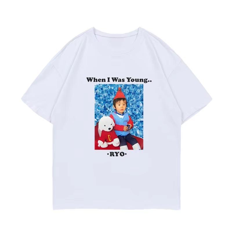 Beim The NCTWISH Konzert "WhenIWasYoung" trug Wu Shiwen das gleiche Rundhals-T-Shirt mit Aufdruck und kurzen Ärmeln wie Maeda Riku.