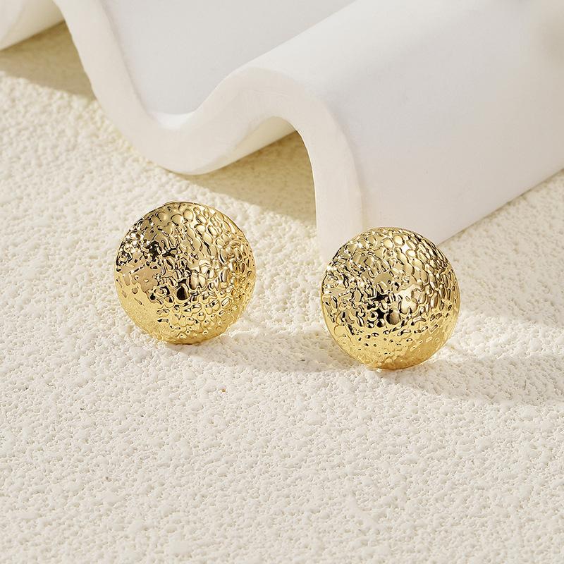 European and American jewelry ins niche design sense heavy industry metal stud earrings fashionable gold light luxury versatile earrings