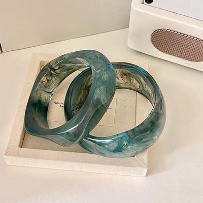 Bracciale Acrilico Ombré Ciano Traslucido: Bracciale Geometrico di Nicchia in Acetato