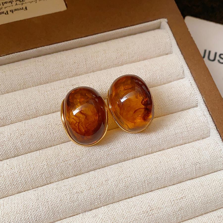 Серия Maillard Retro Brown: Серьги-пусеты в стиле легкой роскоши в гонконгском стиле для женщин - Модные и универсальные.