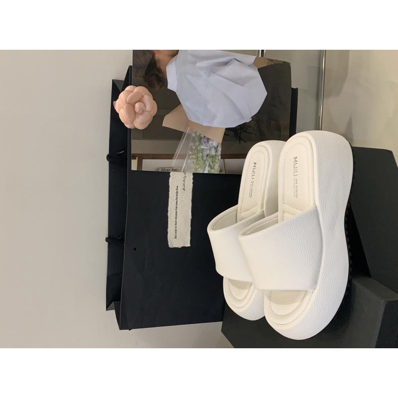 In the summer of 2025, the new thick-soled one-word cool slippers wear candy color with skirts to increase the height of beach shoes for women