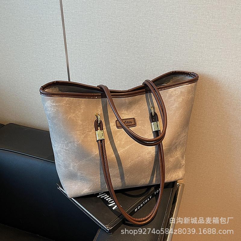 

Popular contrasting color commuter big bag women s 2025 new high-end versatile shoulder bag large-capacity tote bag сірий колір