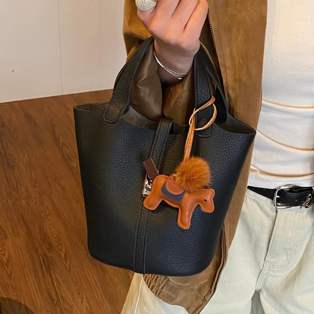 Fashion vegetable basket bucket bag women's 2025 autumn new high-value shoulder bag simple solid color niche messenger bag