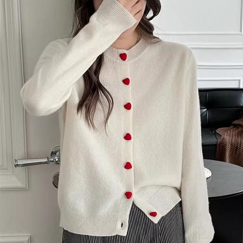

Вязаный кардиган в стиле преппи 2025 с красными пуговицами-сердечками S (80-95 jin) белый