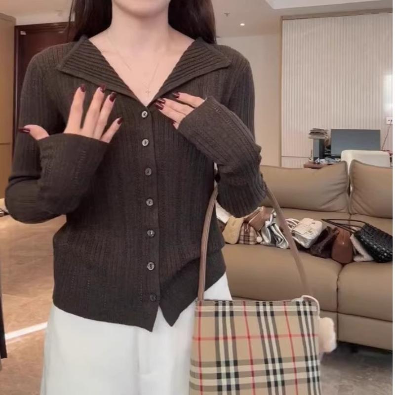 Ein neuer gestrickter Revers-Cardigan für Damen im Herbst und Winter, kombiniert mit einem Basic-Pullover für ein hochwertiges und elegantes langärmliges Oberteil