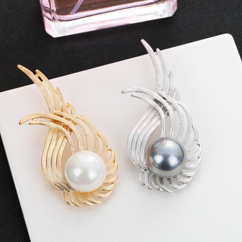 Alloy Hollowed-out Wings, Pearl Brooch, Fashionable and Elegant Brooch, Corsage, Coat Accessory