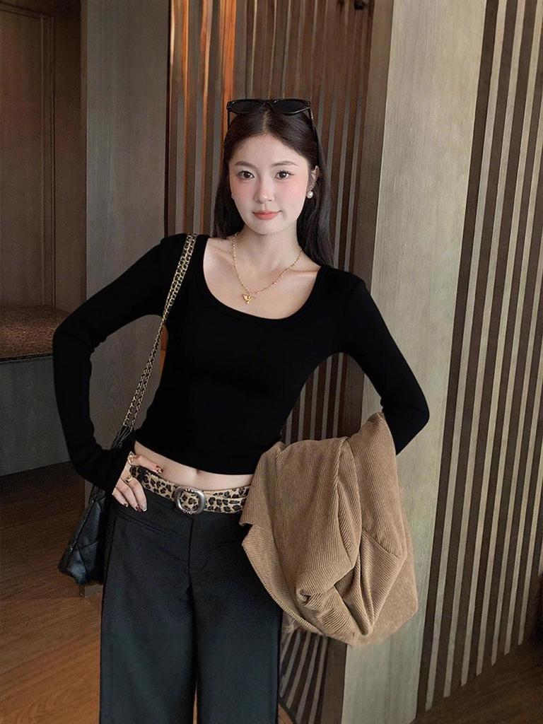 Women's Retro Red U-neck Long-sleeve T-shirt - Slim Fit Korean Style Spicy Girl Top for Autumn/Winter.