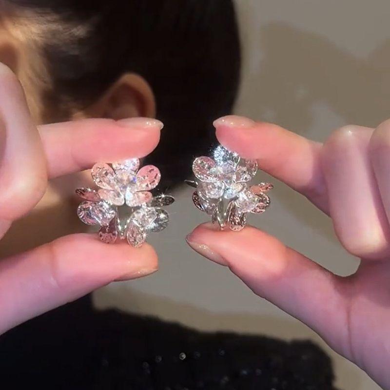 

Niche Style Metal Three-Dimensional Flower Earrings Elegance Retro Minimalist Fancy Earrings Elegance Easiest for Match Fashion Earrings for Women Flower earrings