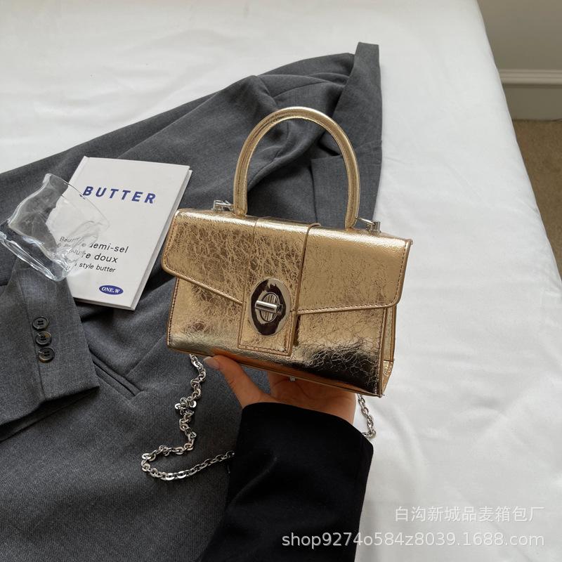 

French niche portable silver small bag women s 2025 new temperament explosive shoulder bag foreign style messenger small square bag золотой