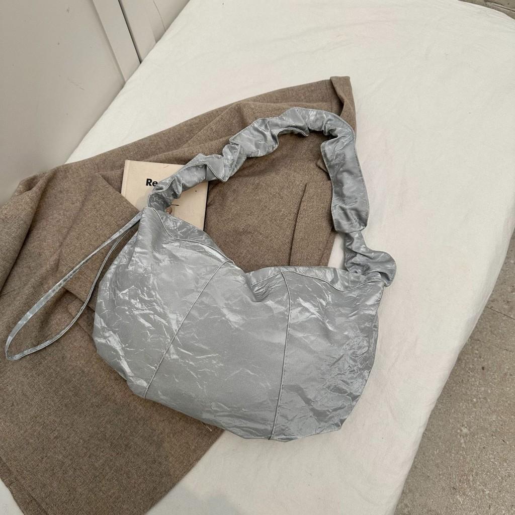 

Trendy And Chic Simple Shoulder Gyoza Bag In Black Pink White And Silver Ideal For Casual Outfits срібний
