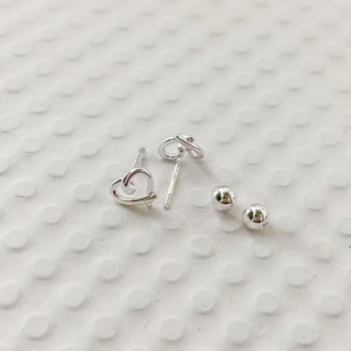 Простые серьги-гвоздики в корейском стиле с дизайном в виде сердца