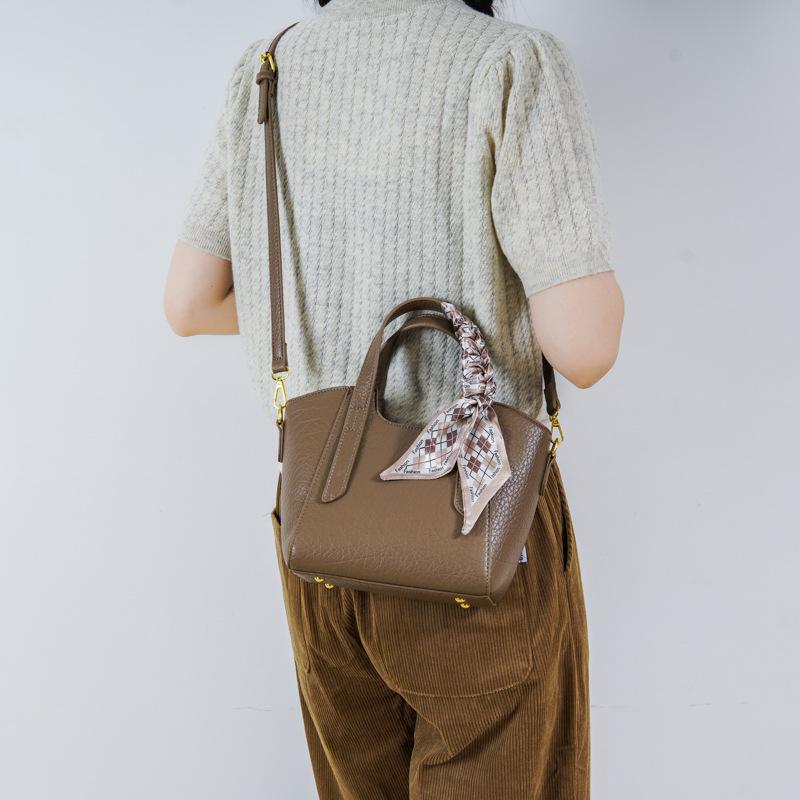 Korean version of fashionable commuter portable bucket bag women's 2025 new autumn and winter simple shoulder bag high-end messenger bag