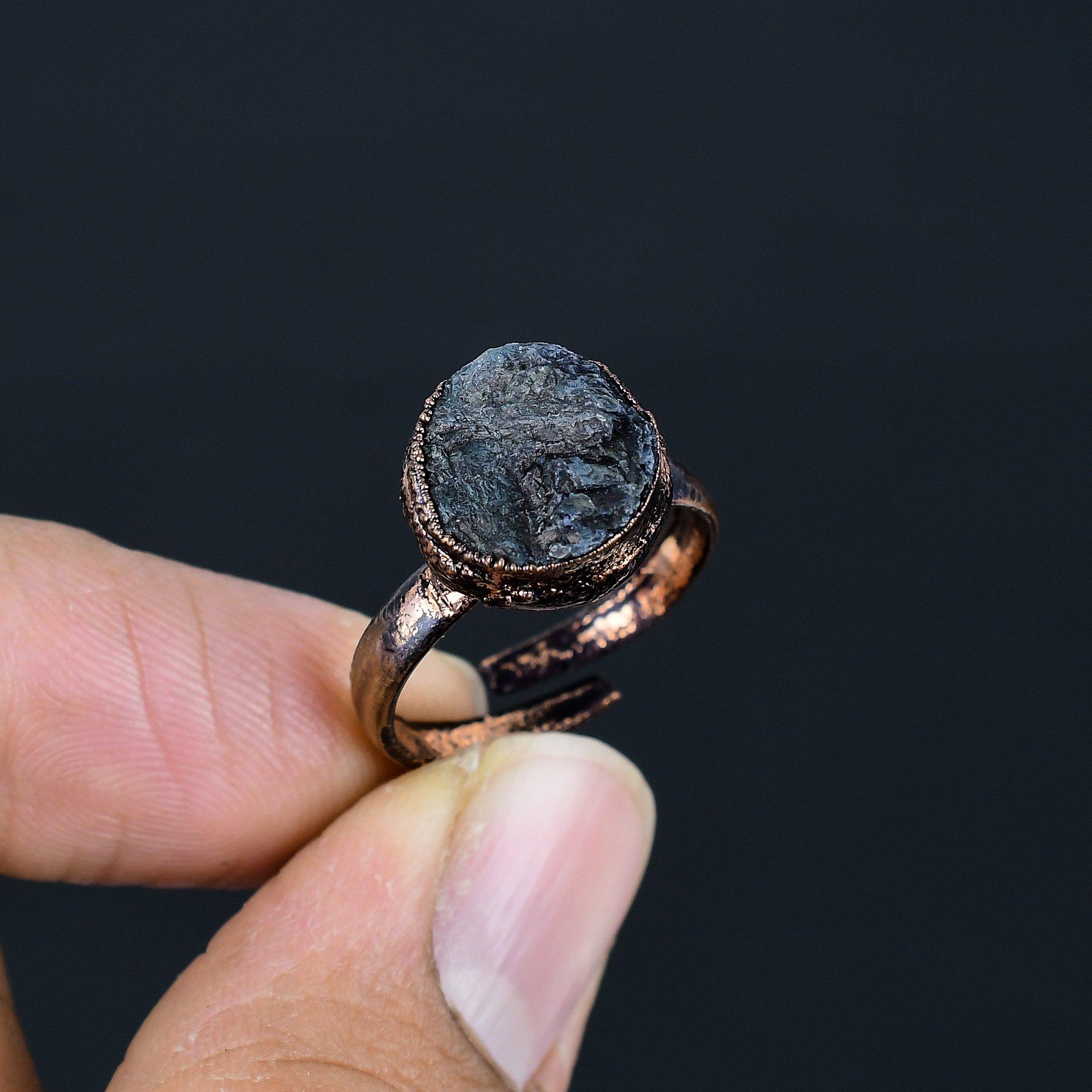 

Кольцо из необработанного черного оникса ручной работы, кольцо из электроформированной меди, антикварное украшение, регулируемое кольцо, подарок на помолвку