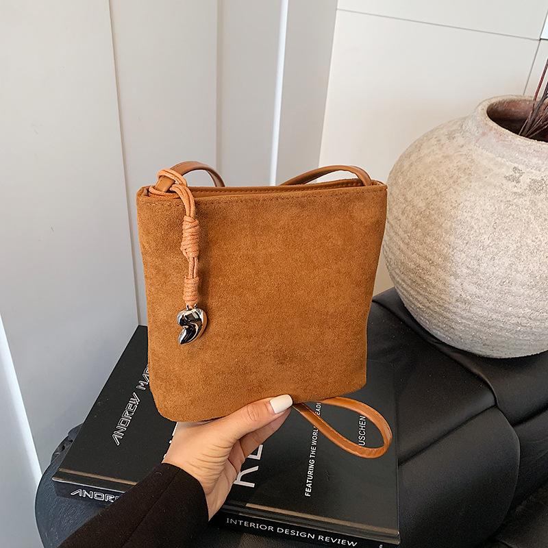 

Winter new matte leather bucket bag niche design simple commuter bag shoulder messenger women s bag tide