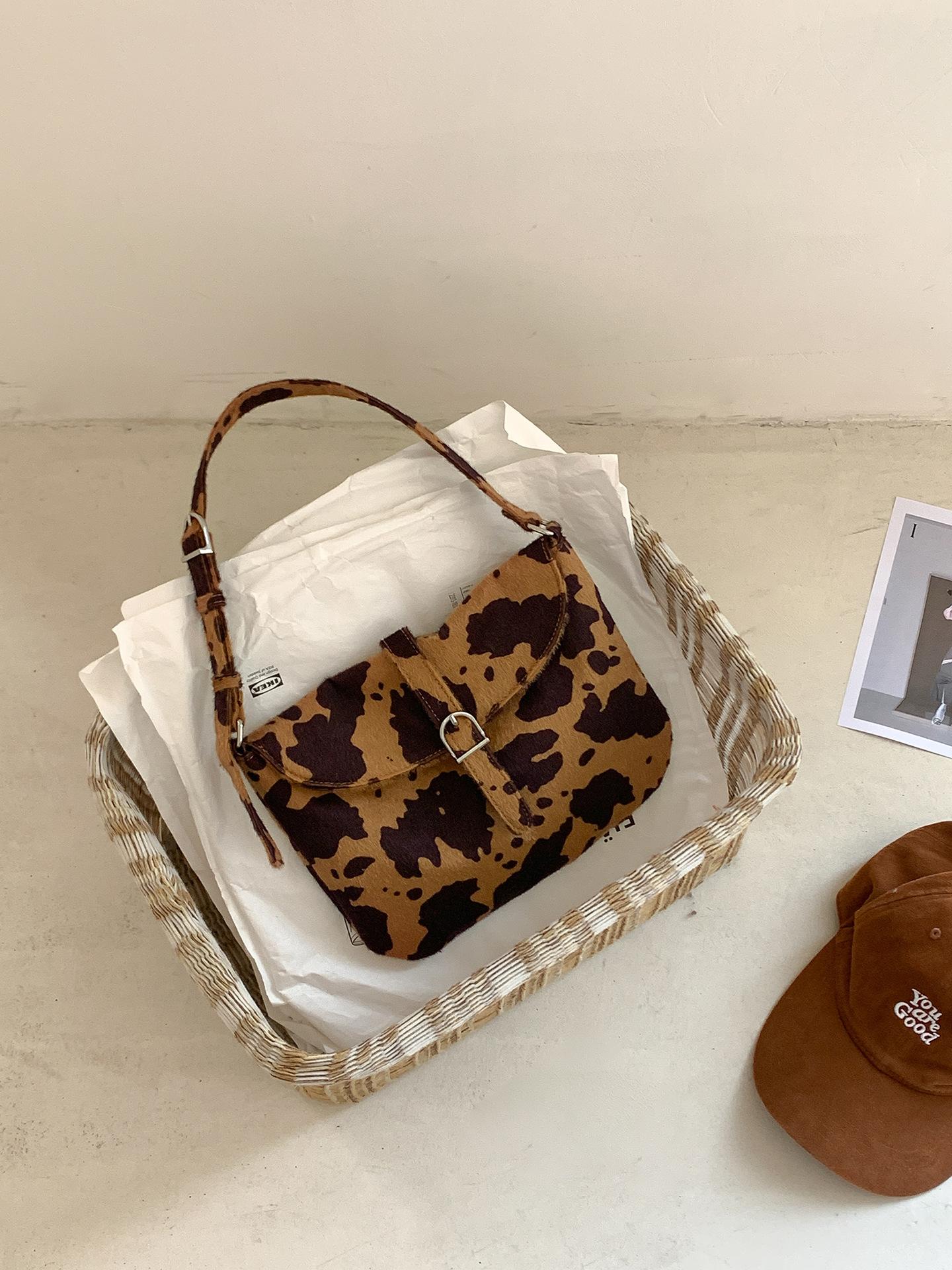 

Осень и зима новая сумка через плечо женская модный тренд портативная женская сумка нишевый дизайн чувство коровьего принта сумка подмышку женская кофейный