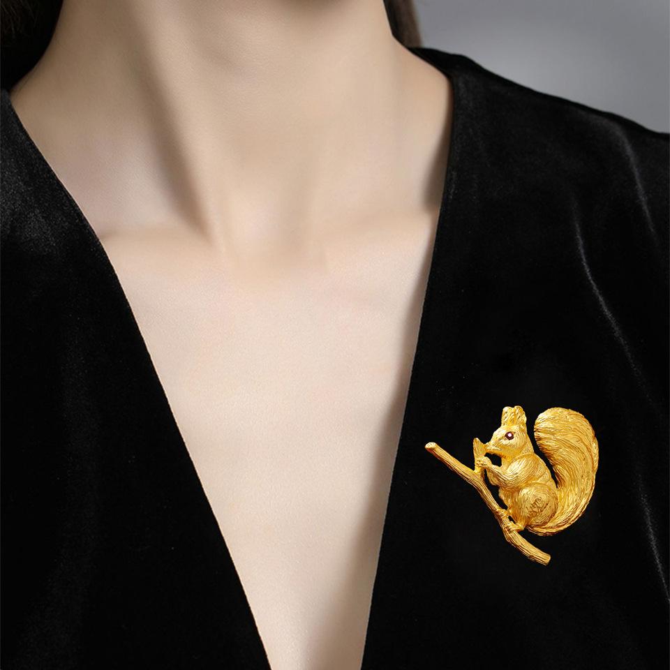 Creative and Cute New Simulation Animal Pin for Women's Simple Cardigan Anti Glare Squirrel Brooch Accessory