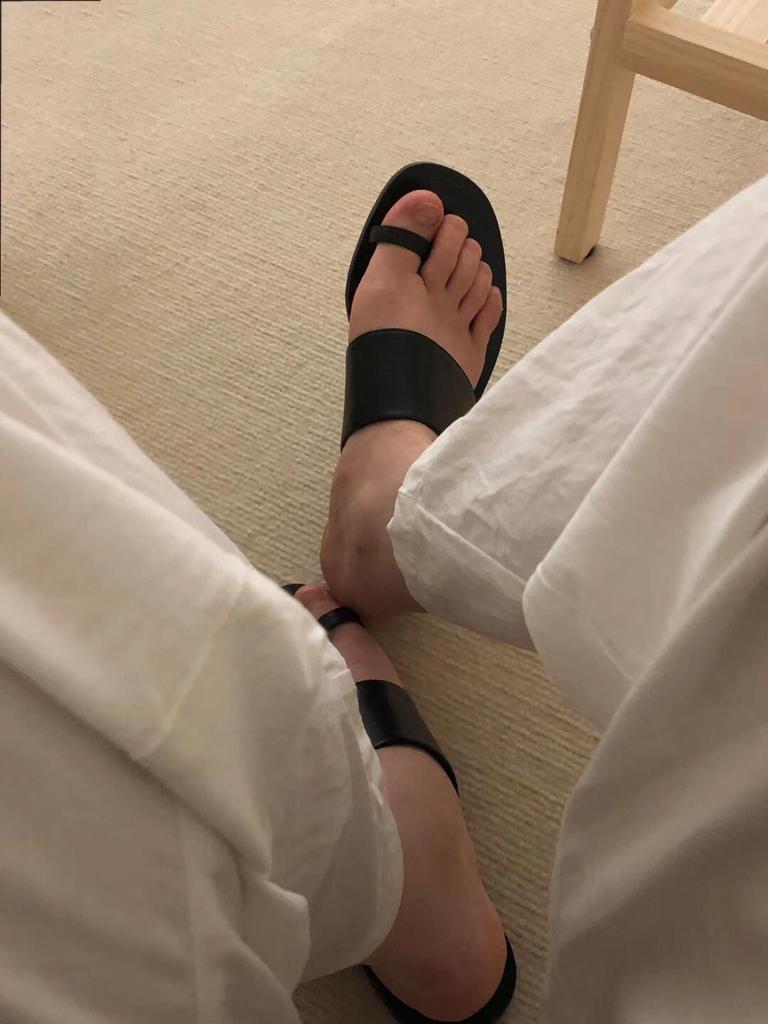 Äkta läder koreansk nischdesign enords bredband täckande tå coola tofflor dam ytterkläder sommar ny mode strandsandaler