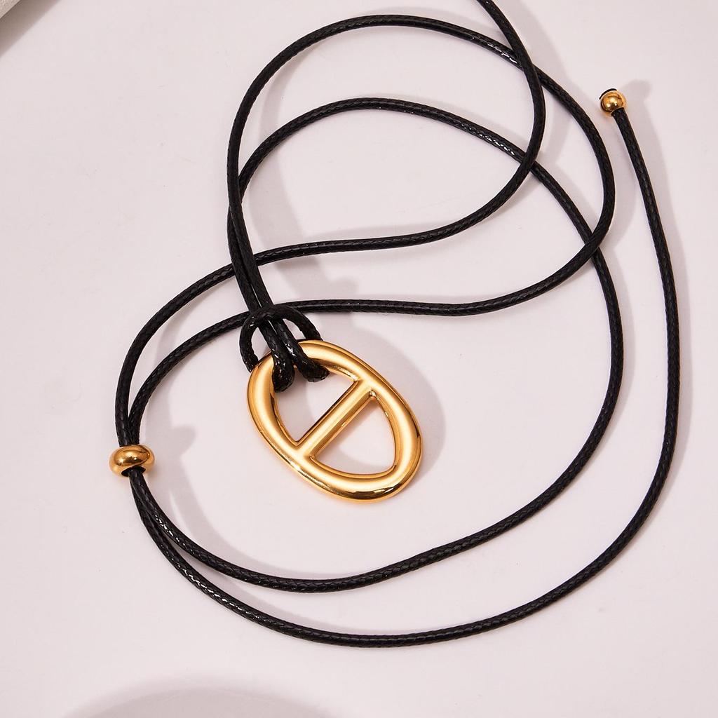 Qiong Yao Stainless Steel Personalized Day Pendant Leather Clavicle Chain, PVD Gold Plated, Adjustable Fashion Sweater Necklace.