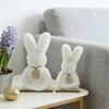2 st Pälsklädda Kaninfigurer Påsk Plysch Vita Kaniner på Träbas för Vårfest Hemma Kontor Bordsskiva Dekoration
