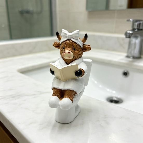 Zabawna Figurka Krowy Szkockiej, Urocza Statuetka Krowy z Żywicy Siedzącej na Toalecie z Książką do Dekoracji Biurka, Kuchni, Stołu, Domu, Łazienki