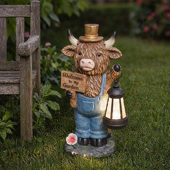 Garden Highland Cow Statue with Battery Powered Lantern, Small Highland Cow Figurine with Welcome Sign, Outdoor Resin Sculpture for Lawn, Patio, Porch