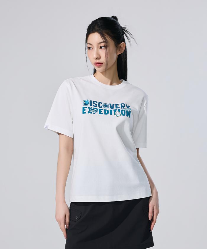 DISCOVERY EXPEDITION Uni Freshvent Collage Lettering Short Sleeve T-Shirt (White)