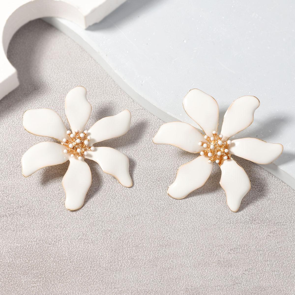 

Exaggerated simplicity and fashion temperament, white alloy flower stud earrings, daily commuter women s accessories білий