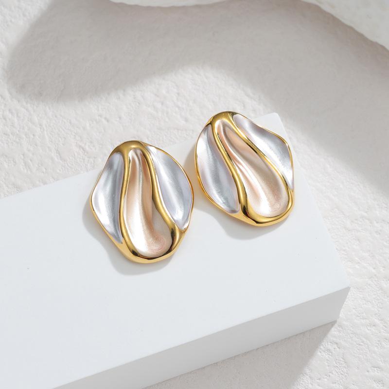 Ins Stainless Steel Irregular Pleated Contrast Color Stud Earrings for Women - Niche Design, Simple Commuting Accessory for Autumn and Winter.