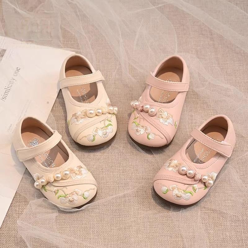 New Spring and Autumn Girls' Trendy Chinese Style Embroidered Soft-soled Leather Shoes