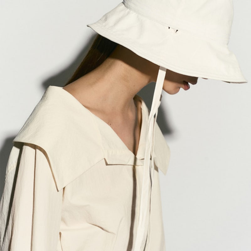 RE RHEE ADJUSTABLE STRAP BUCKET HAT WHITE