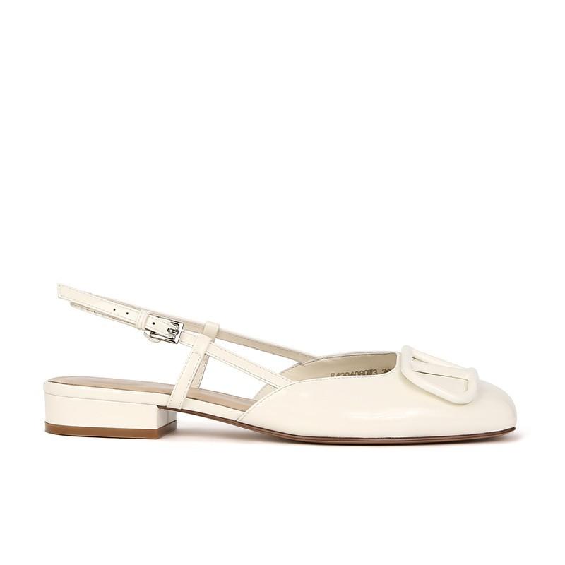 

Su Yinyin has the same square head V buckle thick heel bag head rear empty sandals, fairy temperament casual and versatile flat sandals. 40 белый