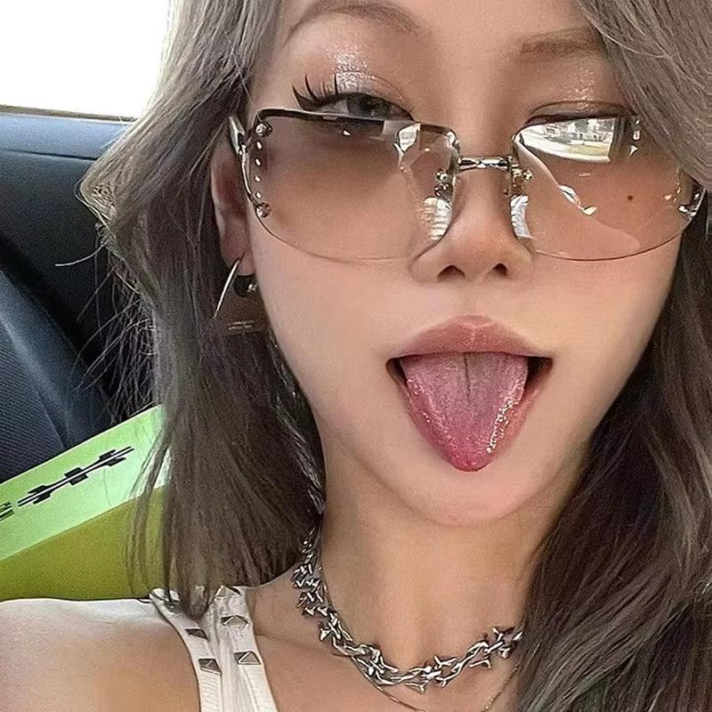 Spicy Girl Fashion Sunglasses UV Resistant Outdoor Travel Glasses for Street Photography Creative Neutral Style