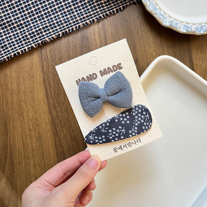 Koreanische Kinder Haarspange mit gestickter Blume - Süße Pony- & Seitenklammer