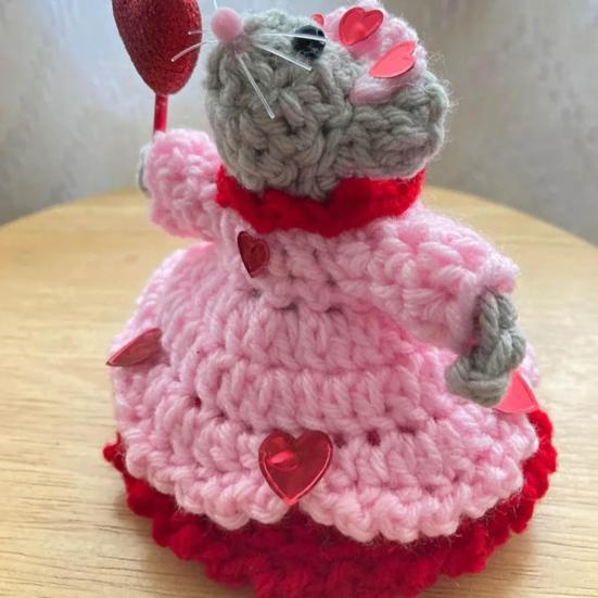 1 Pair Crocheted Mouse Couple Handmade Crochet Mice Ornaments Valentine's Day Decor Mice Doll for Desk Mantel Bedside Table